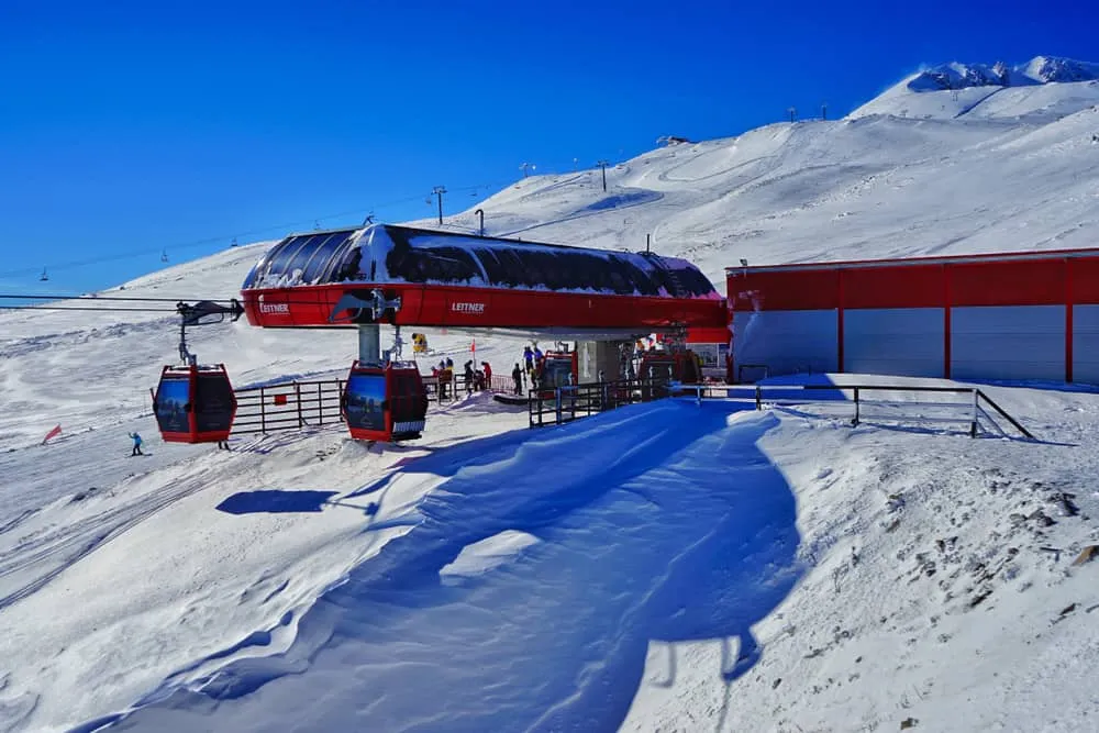 开塞里埃尔吉耶斯滑雪和单板培训
